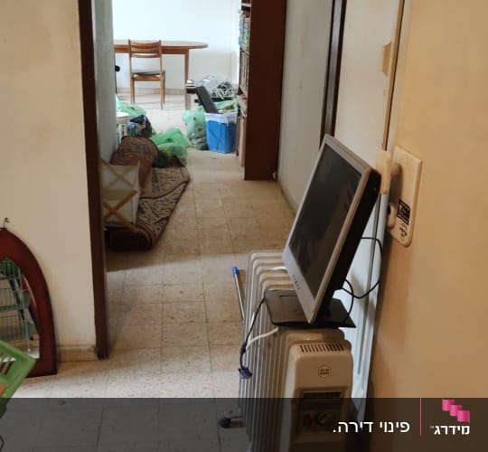 מסדרון עם תנור חימום ומסך מחשב על הרצפה